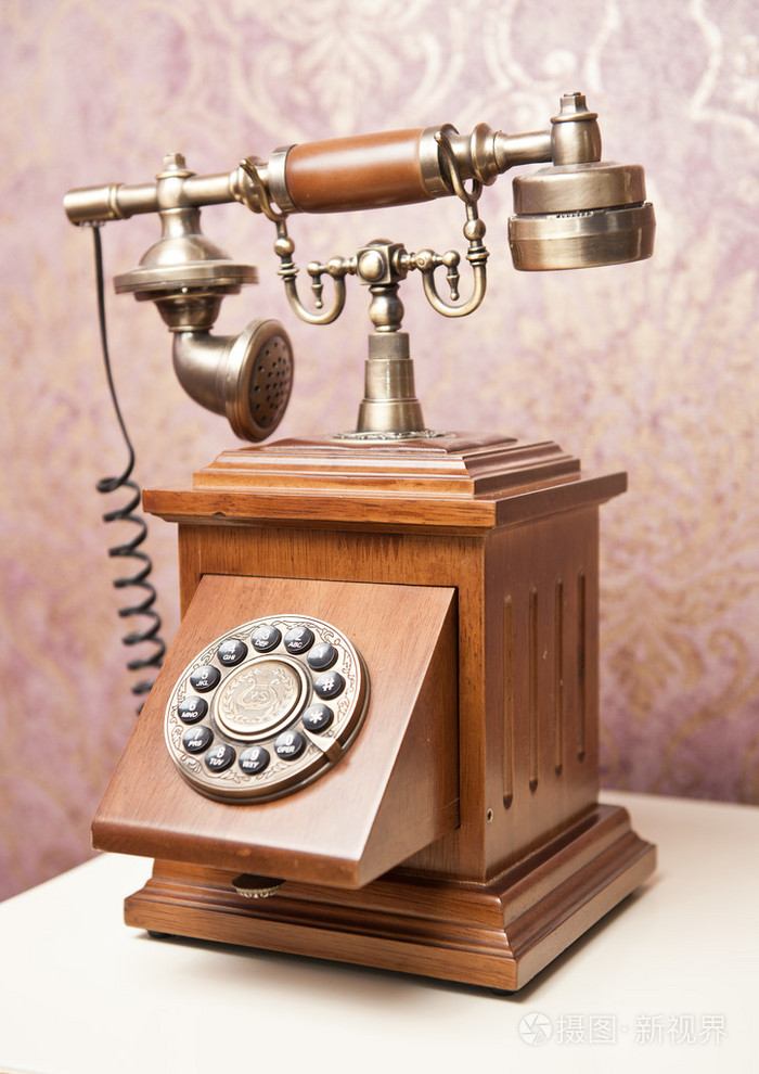白色桌上的老式木制电话.复古电话