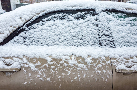 雪覆盖的汽车在降雪以后