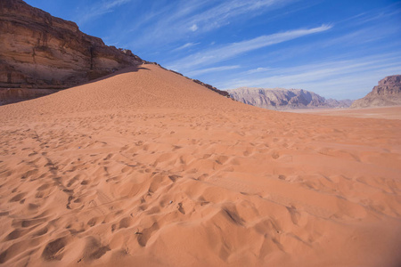 红色沙丘。乔丹风景。干河公羊沙漠