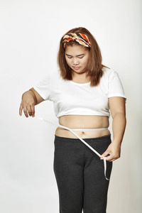 脂肪年轻的妇女亚洲与测量磁带工作室在白色背景