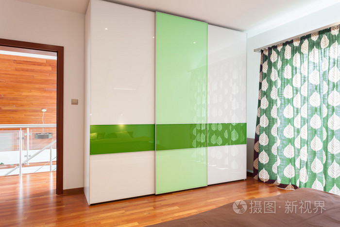 绿色和白色的衣柜