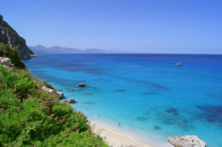 完美蓝色 lagoone 与峭壁和石头或卡拉 Goloritze, 撒丁岛