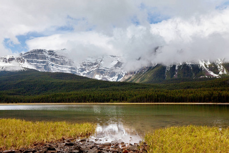 湖边山在加拿大用岩石在平静的水面反射的宁静