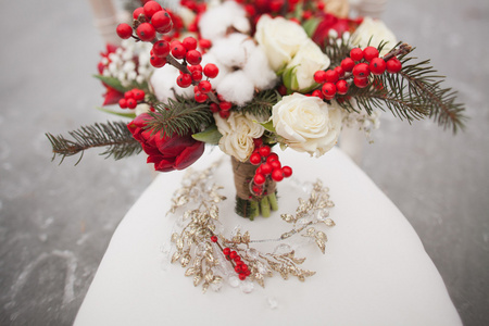冬季婚礼花束与松果和红色和白色的花朵