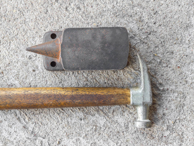 旧小锤与混凝土背景小型铁砧