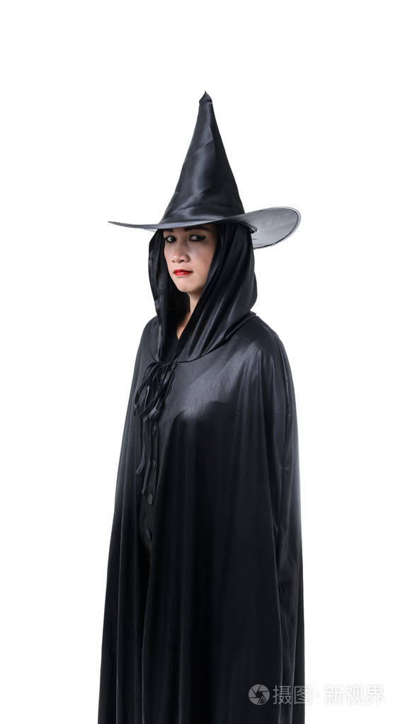 在黑色可怕的女巫万圣节服装的肖像站在白色背景的帽子与修剪路径隔离
