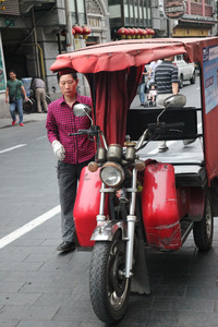 中国上海市的街道上