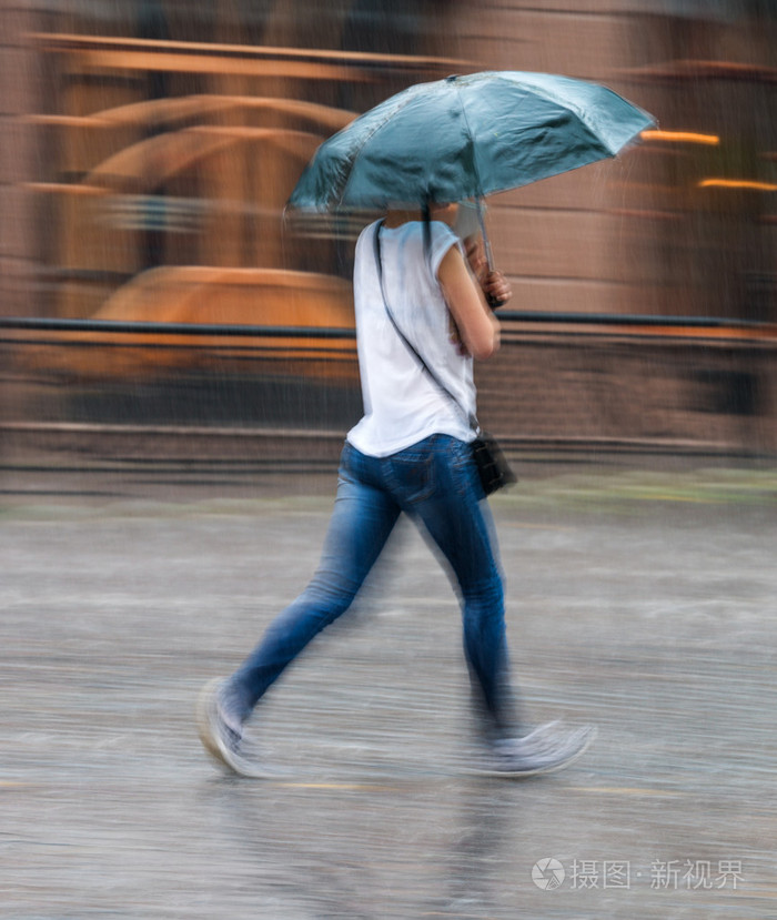 走在街上，在雨天里的女人