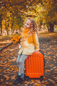 金发小女孩在秋季背景