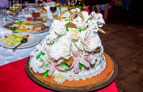 白色婚礼奶油蛋糕。婚礼装饰品。婚礼烘烤。美味的白色蛋糕。婚礼。庆祝