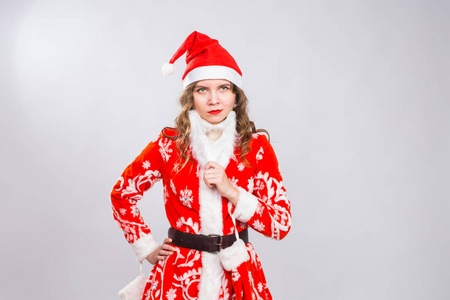 假期, 圣诞节和笑话概念严重愤怒的女人在图像的一个坏圣诞老人的背景与复制空间