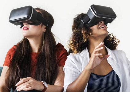 体验虚拟现实护目镜的女性图片