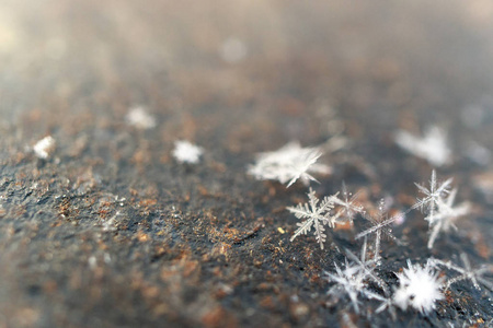 在金属粗糙的背景下, 雪花冬季时间纹理