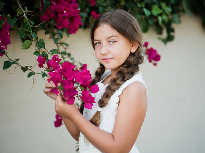一个小女孩用鲜花的肖像