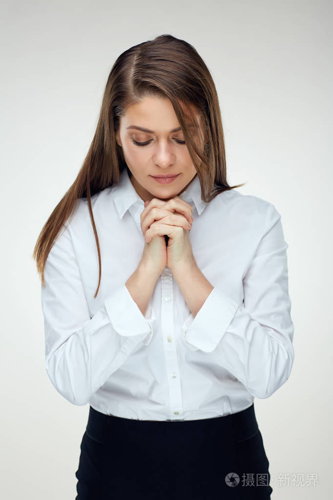 用折叠的手祈祷的少妇