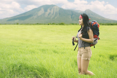 亚洲妇女徒步登山