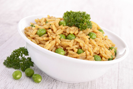 碗的米饭和豌豆