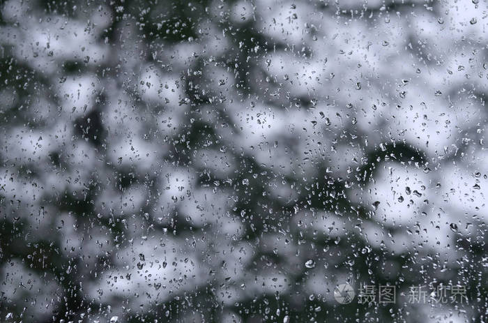 显示多云和阴雨天气情况的抽象图像