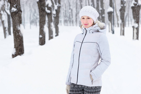 美丽的年轻女子，在冬天的雪