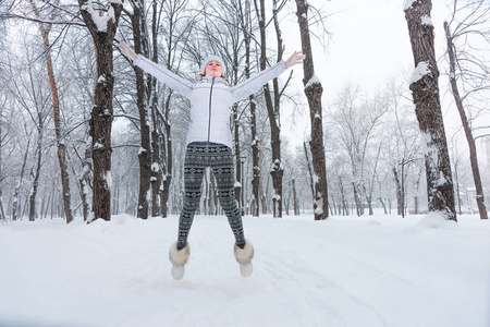 美丽的年轻妇女在冬天跳雪