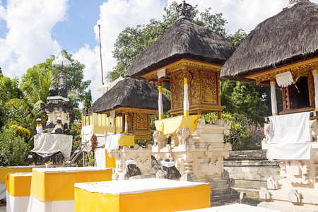 载歌载舞装饰印度教寺庙普拉, 在 Penida巴厘岛, 印度尼西亚