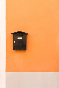 彩色墙上的老棕色信箱
