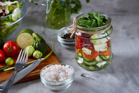 新鲜蔬菜沙拉和成熟的蔬菜在切割板上白色背景, 特写, 选择性聚焦