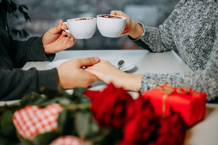 浪漫的背景，两杯咖啡和手在 l 夫妇