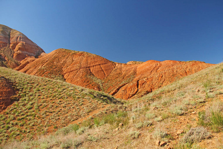 美丽的山红粘土对蓝天。沙漠的景观。文本的空间。黏土沙漠的戏剧性的风景
