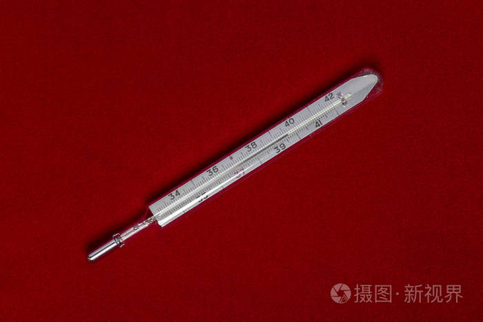 在红织物上隔离的水银温度计