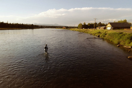 渔夫 flyfishing 在亨利的叉子里