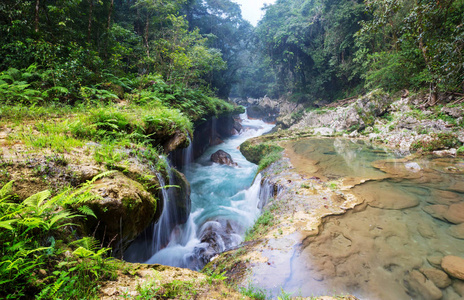 美丽的自然水池在 Semuc Champey, Lanquin, 危地马拉, 中美洲