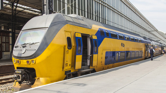 2014 年 7 月 10 日荷兰哈勒姆。中央火车站，火车在很