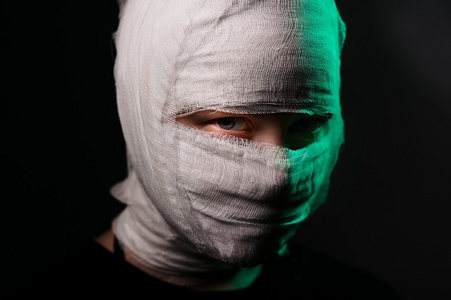 感染生病的女孩,在她的头上绷带五颜六色的怪物面孔设置女人的牙齿