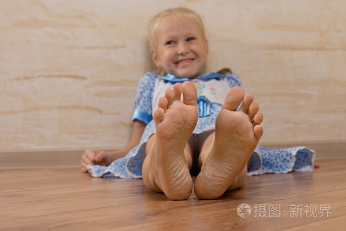 微笑着在镜头前展示脚的小女孩