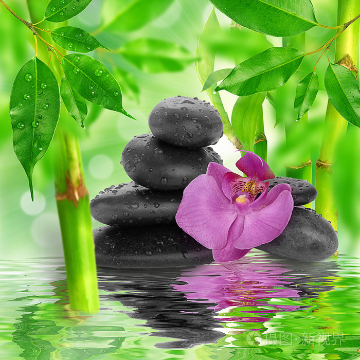 水疗中心背景-黑石头和竹子在水面上