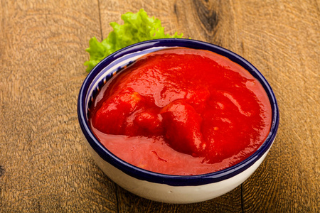 去皮的番茄汁放在碗里