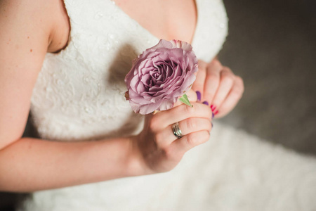 女性在白色婚纱中的特写藏品美丽的紫色花