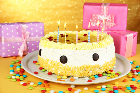 生日快乐蛋糕和礼物，在黄色背景上