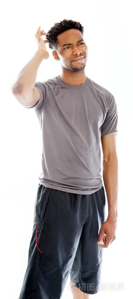 有魅力的美国黑人男人摆了工作室