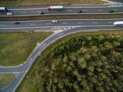 在汽车领域的公路上它的鸟瞰图