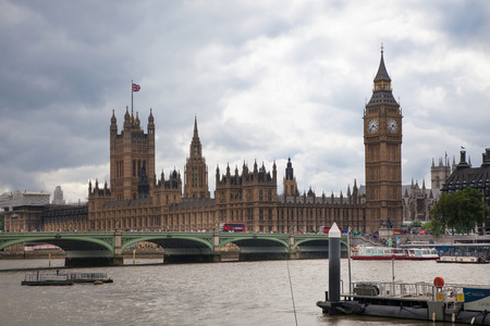 伦敦，英国2014 年 7 月 14 日 大笨钟，房子在泰晤士河畔的议会和威斯敏斯特桥