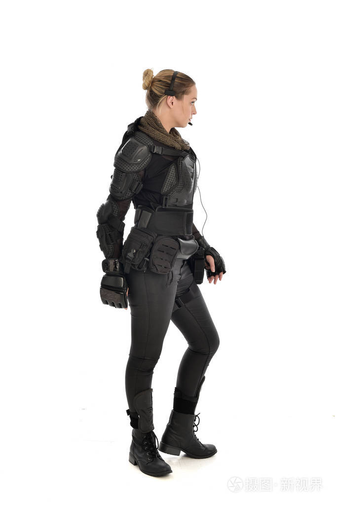 身穿黑色战术盔甲的女士兵全长肖像, 在白色演播室背景下被隔离