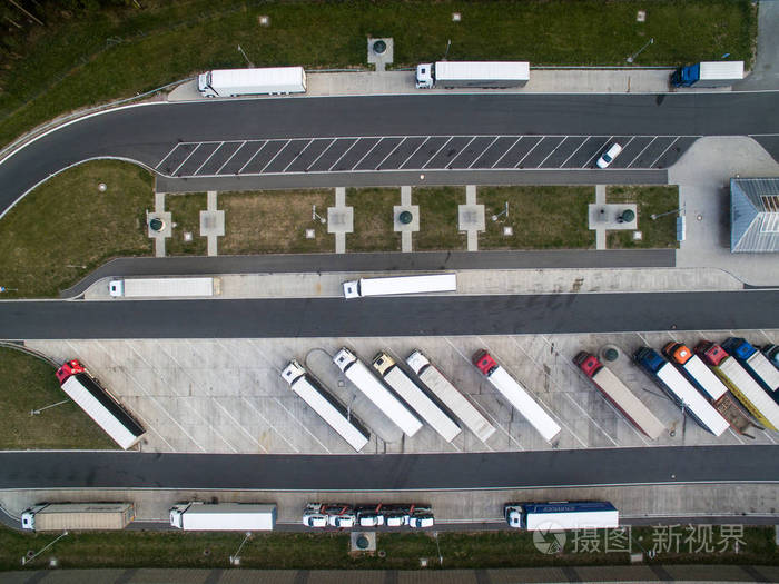 公共汽车站与汽车的鸟瞰图