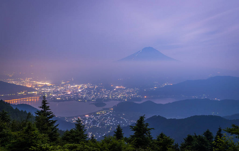 富士山和河口湖夜间