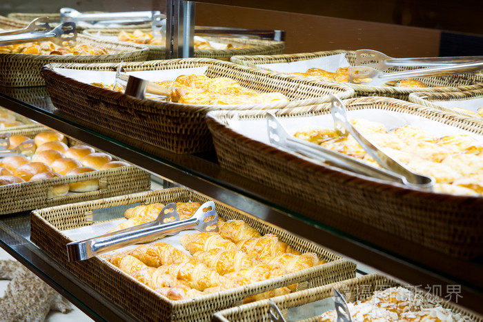 在自助餐中表上的新鲜糕点的分类