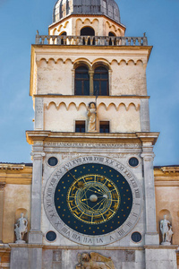 在意大利帕多瓦领主广场的船长宫殿塔上的天文时钟
