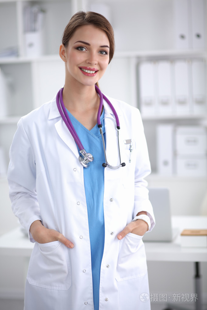 年轻女医生的白大褂站在医院的肖像照片-正版商用图片07b8r2-摄图新