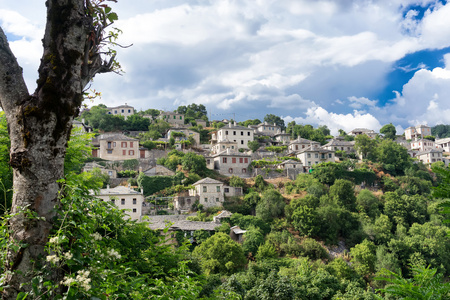 风景如画的村庄里的 zagori 地区，希腊北部 vitsa