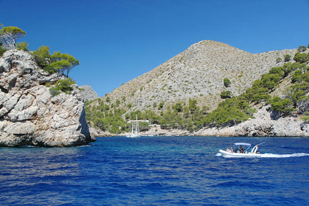 西班牙。奇妙的石头景观和蓝色的地中海海水。美丽的背景